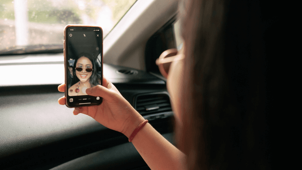 mulher tirando self para story no carro