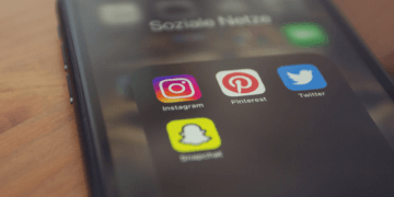 celular mostrando aplicativos de redes sociais