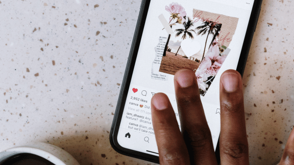 mão de um homem mexendo no app do instagram