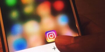 app do instagram sendo mostrado no celular