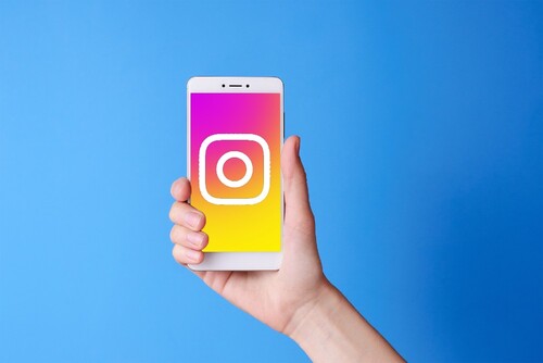 mão segurando celular instagram
