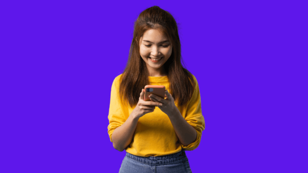 menina com celular na mão sorrindo